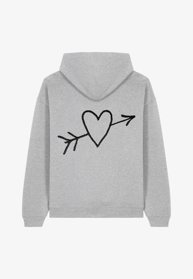Hoodie gris présentant un grand cœur noir brodé avec un motif de flèche au dos. Texture lisse, coupe décontractée et capuche avec cordon.