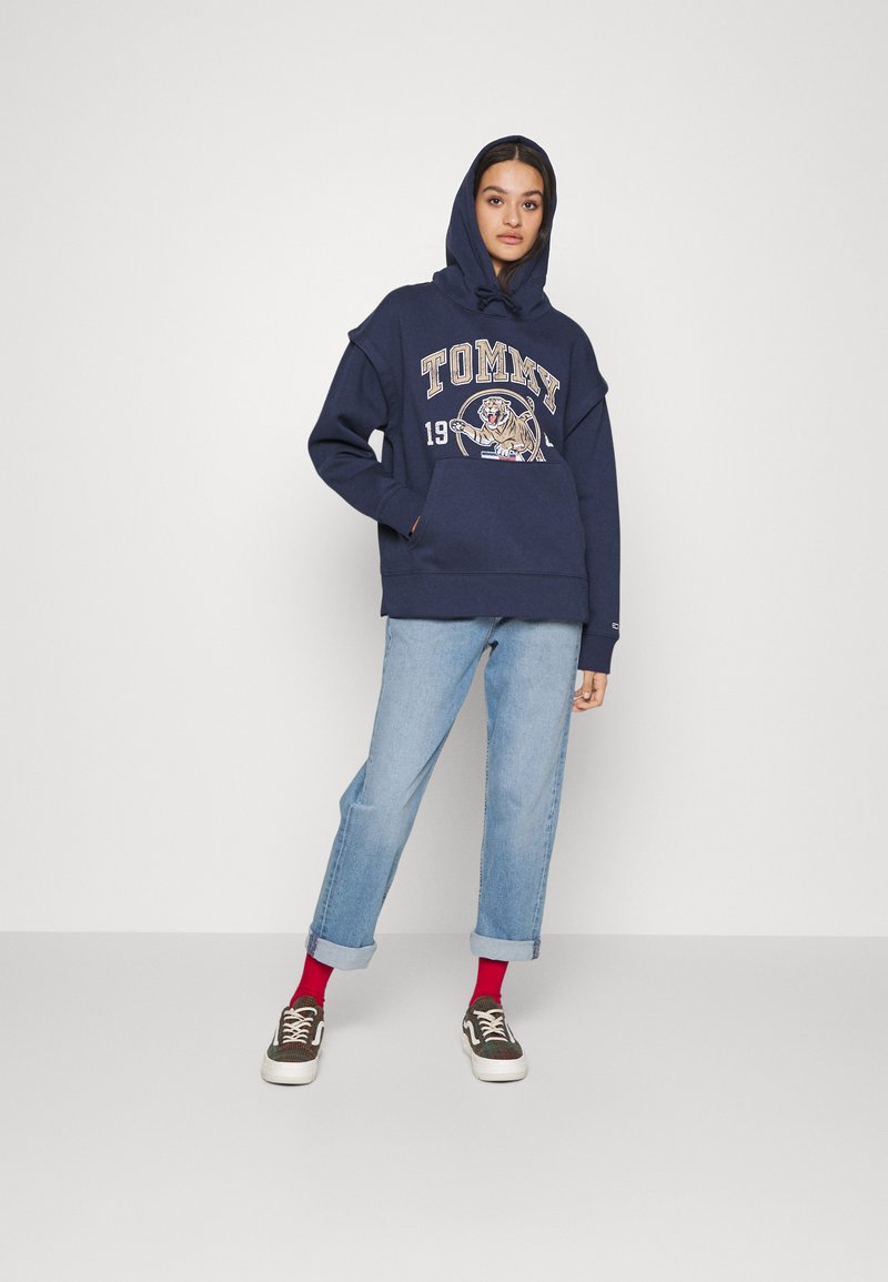 Tommy Jeans RELAXED COLLEGE TIGER HOODIE - Mikina s kapucí - twilight navy
