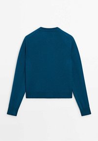 Pull bleu à manches longues et col rond étalé à plat, montrant le dos avec des poignets et un ourlet côtelés sur un fond blanc.