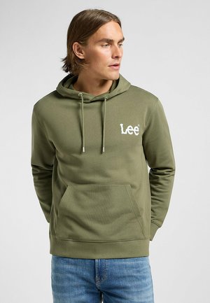 Olivenfarvet hættetrøje lavet af blødt stof, med en frontlomme og snoretræk i hætten. Hvid "Lee" logo på brystet.