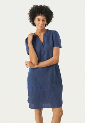 Robe en lin marine à manches courtes, décolleté en V et deux poches latérales. Présente une coupe décontractée et une texture douce.