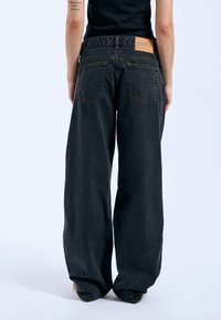 Dr.Denim HILL - Leveälahkeiset - dust washed black
