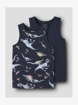 Két tengerészkék színű kisgyerek trikó, az egyik egyszínű, a másikon színes dinoszaurusz és repülőgyík minták vannak elöl és hátul.