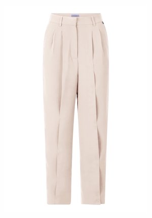 Pantalons plissés beige avec une coupe ajustée, taille haute et poches latérales. Tissu lisse avec une texture subtile et une coupe droite.