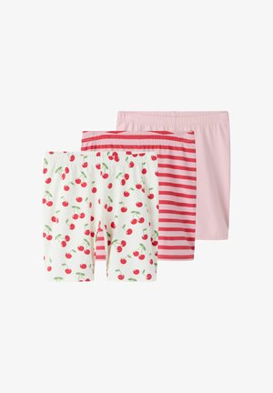 Trois paires de shorts jusqu'aux genoux : blancs avec des cerises rouges, rayés horizontalement rouge et rose, et rose clair uni.
