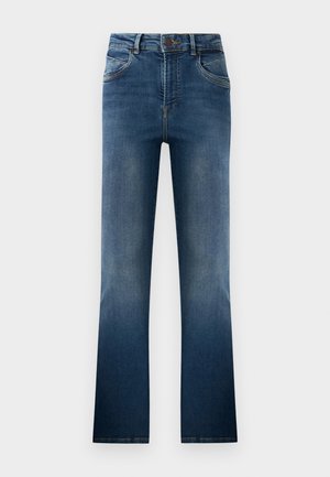 Jean flare en denim bleu foncé, avec un aspect délavé, cinq poches et passants de ceinture. Design classique avec une fermeture à bouton à l'avant.