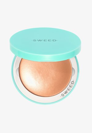 SWEED Bronzer in einem runden türkisfarbenen Gehäuse. Der Kompaktspiegel enthält ein glänzendes, metallisches Bronzepulver mit einer glatten Textur. Weiße Innenakzente.
