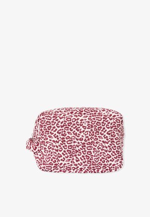Borsa cosmetica rettangolare in tessuto bianco con motivo a stampa leopardata rossa. Caratterizzata da una chiusura con zip e una maniglia laterale per un facile trasporto.