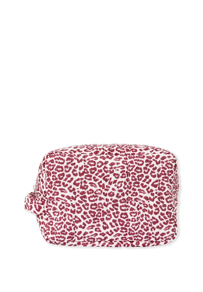 Trousse de maquillage rectangulaire en tissu blanc avec un motif léopard rouge. Équipée d'une fermeture éclair et d'une poignée latérale pour un transport facile.