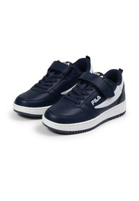 Sneaker sintetiche blu scuro con un accento bianco, punta perforata, lacci e una cinghia con chiusura a strappo. Suola in gomma resistente per una buona aderenza.