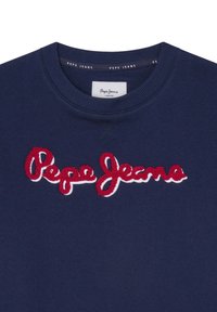 Sudadera azul marino con cuello redondo acanalado. Presenta un destacado logo rojo bordado de "Pepe Jeans" en el pecho. Textura de tela suave.