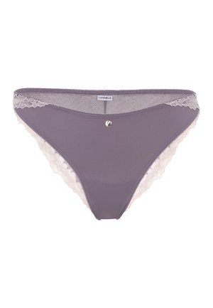 Pantaloni intimi grigi da donna con pizzo e un piccolo dettaglio metallico decorativo nella parte anteriore. Texture morbida, design a vita media. Etichetta del marchio visibile.