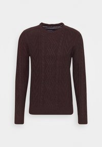 Burgunderfarbener Strickpullover mit langen Ärmeln, der strukturierte Zopf- und Zickzackmuster aufweist. Ribbelkragen und -saum, weicher Stoff.