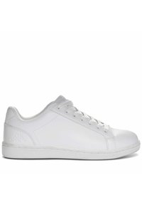 Sneakers bianchi sintetici a basso profilo con texture liscia, punta arrotondata e sei occhielli per i lacci. Presentano un logo discreto sul tallone.