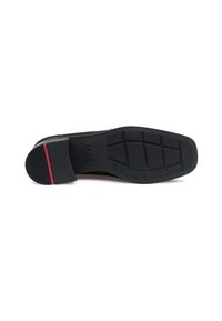 Zwarte leren schoenzool met een gestructureerde grip, horizontale ribbels en een rode accentenband; ontworpen voor tractie en stabiliteit.