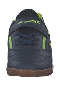KangaROOS Sneaker mit blauem Synthetik-Obermaterial, grünen Mesh-Akzenten und brauner Gummisohle. Verfügt über Schnürsenkel und einen Klettverschluss zum Schließen.