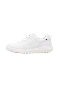 Weiße Ledersneaker mit einer strukturierten Sohle, die über perforierte Details an den Seiten und eine Zuglasche an der Rückseite für ein einfaches An- und Ausziehen verfügen.