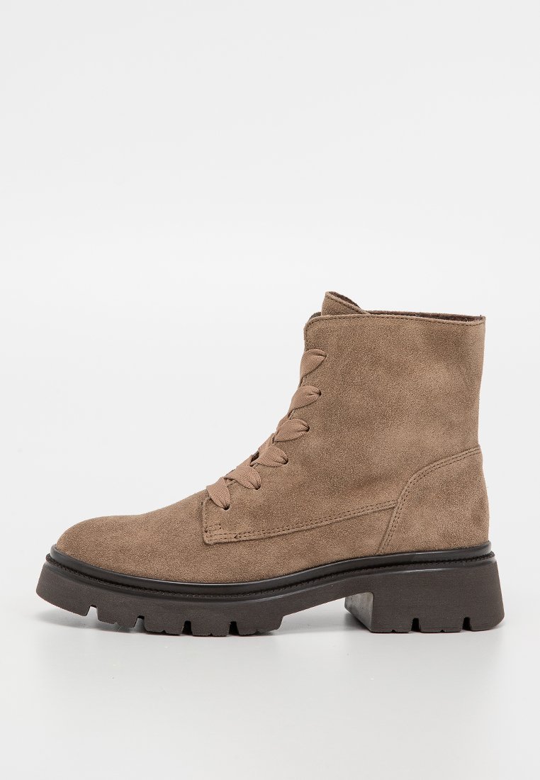 Braune Wildleder-Ankle-Boots mit Schnürdesign, abgerundeter Zehenpartie und dickem Gummisohle, die ein strukturiertes Finish und eine kontrastierende schwarze Sohle aufweisen.