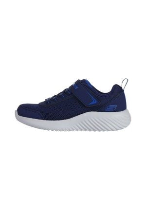 Sneaker blu navy con suola bianca strutturata, tomaia in mesh, cinturino in velcro, lacci elastici e linguetta sul tallone, vista laterale.