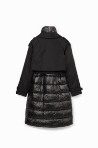 Manteau extérieur noir au design court, avec une partie inférieure en tissu matelassé brillant. Comprend des accents de boutons et un col montant.