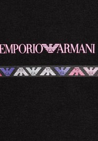 Zwart katoenen stof met het "Emporio Armani" logo in het roze. Beschikt over een grijze band met meerkleurige gestreepte logo-accenten. Vlak en glad van textuur.