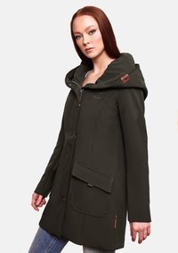 Chaqueta verde oscuro con capucha, cremallera frontal, grandes bolsillos con parche y detalles cosidos. Textura suave y diseño moderno.