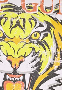 Nærbillede af et stiliseret tigeransigt med gule øjne, orange næse og detaljer i sort, hvidt og gult pels på en struktureret overflade.