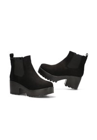 Botines de ante negro con punta redondeada, paneles laterales elásticos y un tacón grueso. Suela texturizada para agarre y estabilidad.