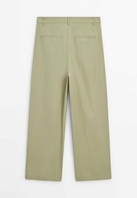 Pantalon beige à jambes larges avec passants de ceinture et deux poches passepoilées arrière, présenté à plat sur un fond blanc.