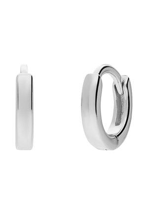 Kleine, glatte silberne Creolen mit Klappverschluss, eine geschlossen und eine geöffnet auf weißem Hintergrund gezeigt.