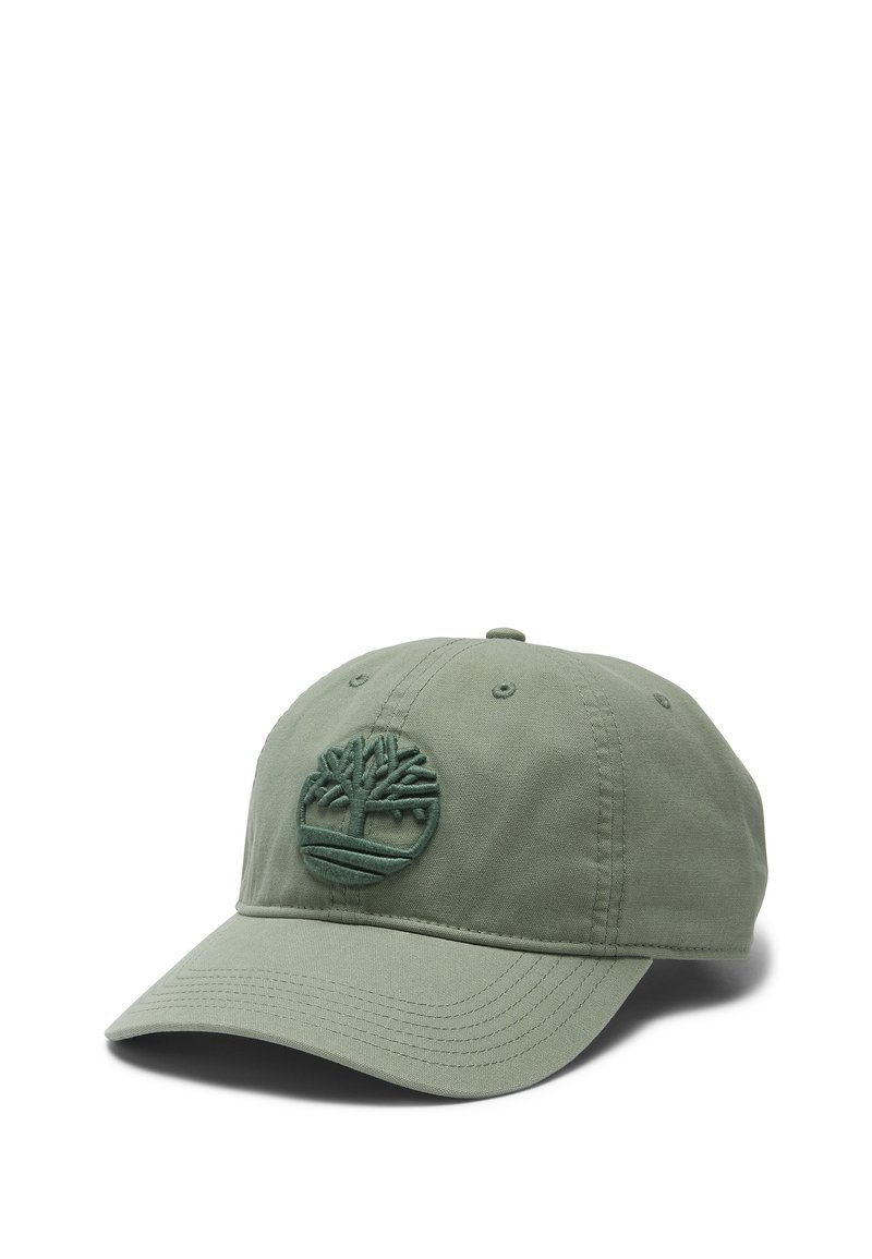 Gorra de algodón verde con un logo de árbol bordado en la parte frontal, visera curvada, diseño de seis paneles y ojales de ventilación.
