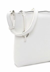 Borsa a tracolla bianca in pelle con una superficie liscia, chiusura con zip e tracolla regolabile. Presenta un dettaglio ad anello metallico vicino alla parte superiore.