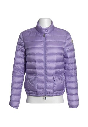 Chaqueta acolchada en púrpura claro con cuello alto, cremallera frontal, dos bolsillos con solapa y parche de logo en la manga izquierda.