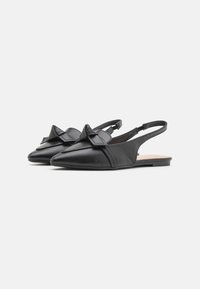 Černé kožené slingback baleríny s špicatými špičkami, zdobené mašlí a plochou podrážkou, hladkou texturou a minimalistickým designem.