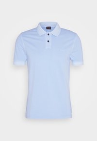 Polo bleu clair en coton. Il présente un col classique, deux boutons noirs et des manches courtes à revers. Logo sur la poitrine.