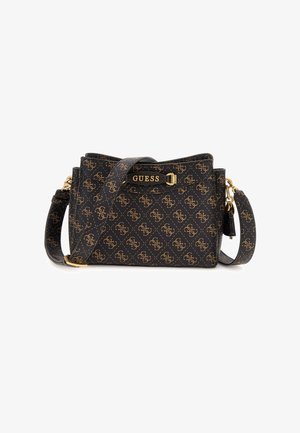 Czarna torebka z ekoskóry z złotą plakietką z logo i akcentami łańcuchowymi, z fakturowanym wzorem monogramu i regulowanym paskiem.