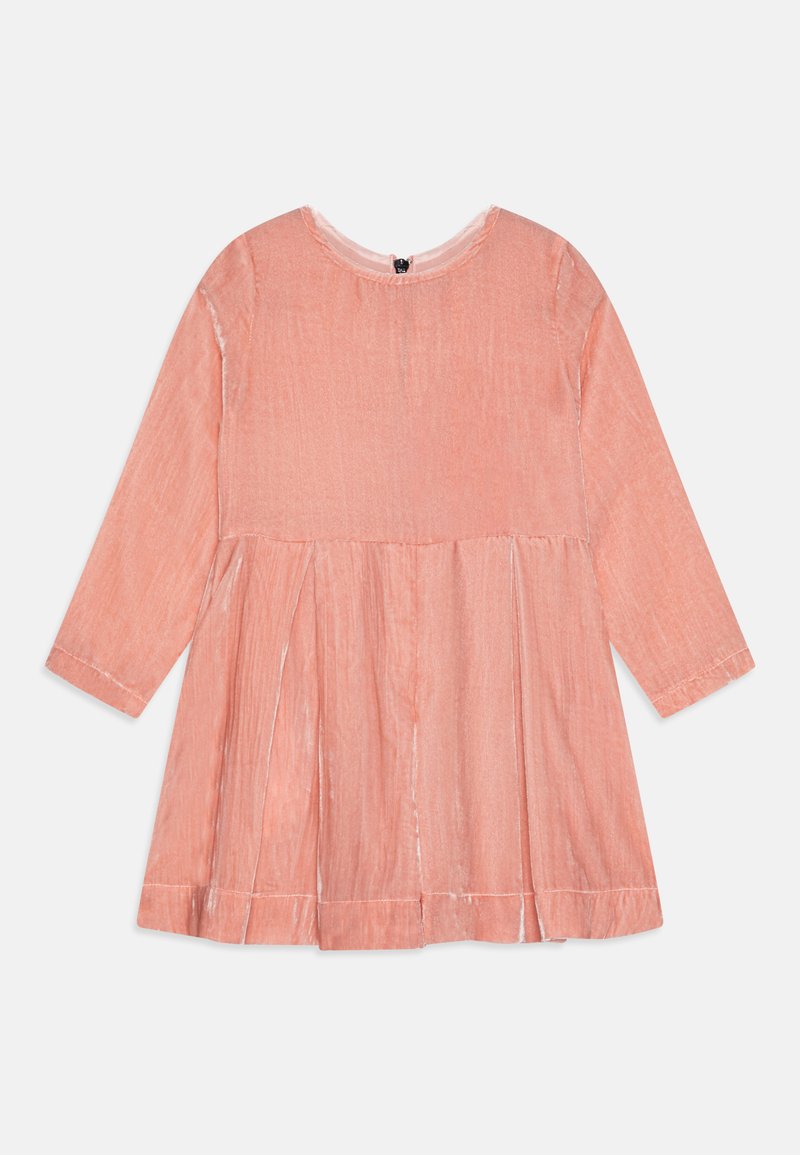 Ροζ, μακρυμάνικο φόρεμα κατασκευασμένο από υφασμάτινη υφή με φουσκωτό φουστάνι, διαθέτοντας στρογγυλή λαιμόκοψη και ακατέργαστες άκρες στο τελείωμα και τα μανίκια.