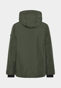 Grön vattentät jacka med huva, som har en slät yta, långa ärmar och elastiska manschetter. Minimalistisk design, utan synliga metalldetaljer.