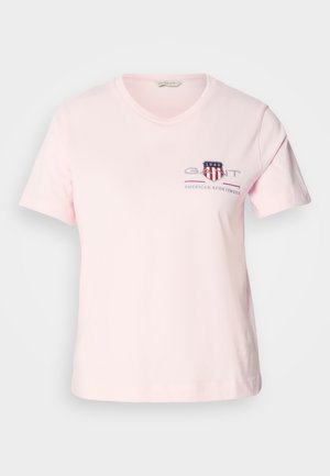 Lys rosa bomull t-skjorte med korte ermer, rund halslinje, og brodert logo med røde og blå detaljer. Avslappet passform.