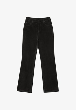 Črne ravne kordne hlače z zunanjimi žepe, odpetjem za pas in gumbom, razprostrte na beli podlagi.