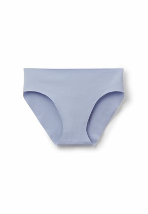 Hellviolette nahtlose Damen-Slips mit einem breiten Bund, flach auf einem weißen Hintergrund liegend.