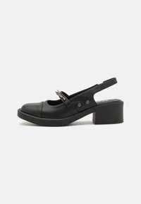 Cizmă slingback din piele neagră, cu vârf rotund, curea decorativă, accente metalice și toc pătrat. Textură netedă și design minimalist.
