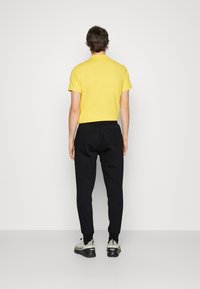 pantalones polo sport