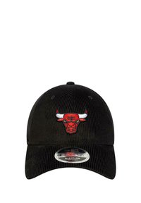 Cappello in corduroy nero con un logo di toro ricamato in rosso sul davanti. Fascetta regolabile con visiera piatta. Tessuto testurizzato e design strutturato.