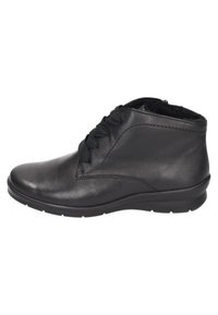 Botas de tobillo de cuero negro con una textura suave, con puntera redondeada y diseño de cordones, montadas sobre una suela de goma flexible y baja.