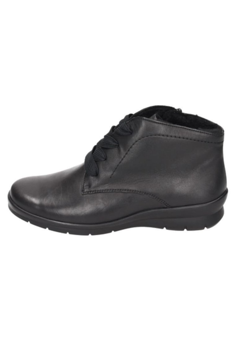 Botas de tobillo de cuero negro con una textura suave, con puntera redondeada y diseño de cordones, montadas sobre una suela de goma flexible y baja.