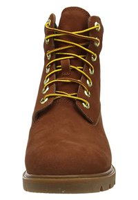Braune Wildleder-Ankle Boots mit gelben Schnürsenkeln und goldenen Ösen. Verfügt über einen gepolsterten Kragen und eine strapazierfähige Gummisohle. Glatte Textur.