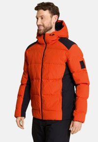 Veste d'hiver rembourrée orange avec des accents noirs, dotée d'une fermeture éclair à l'avant, d'une capuche ajustable et d'un motif matelassé texturé.
