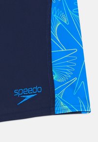 Tamno plave kupaće shorts hlače izrađene od rastezljivog materijala, s plavim i neonskim uzorkom na bočnom panelu i plavim logotipom "Speedo".