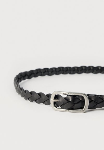 Μαύρη πλεκτή δερμάτινη ζώνη με ορθογώνιο ασημένιο αγκράφα με χαραγμένο κείμενο. Ο σχεδιασμός είναι υφασμένος και ευέλικτος.